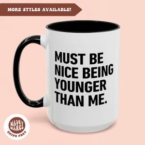 Legal ser mais novo que eu, presente de aniversário engraçado e sarcástico, caneca de café, xícara de café, cartão de aniversário de namorada, aniversário de namorado, melhor amigo