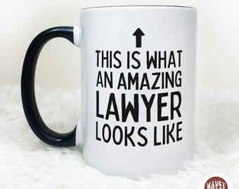 Taza de abogado increíble, taza de café de abogado, taza de estudiante de derecho, taza de lágrimas, taza de la facultad de derecho, graduación del examen de abogado, taza de café, taza de café de abogado divertida
