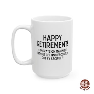 K&ouml;nnte beinhalten: Wei&szlig;e Keramiktasse mit dem schwarzen Text "HAPPY RETIREMENT!". Die Tasse enth&auml;lt auch den Text "CONGRATS ON MAKING IT WITHOUT GETTING ESCORTED OUT BY SECURITY!". Ein lustiges Geschenk f&uuml;r einen Rentner.