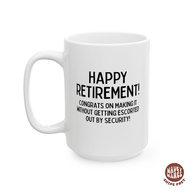 K&ouml;nnte beinhalten: Wei&szlig;e Keramiktasse mit dem schwarzen Text "HAPPY RETIREMENT!". Die Tasse enth&auml;lt auch den Text "CONGRATS ON MAKING IT WITHOUT GETTING ESCORTED OUT BY SECURITY!". Ein lustiges Geschenk f&uuml;r einen Rentner.