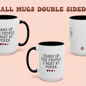 Puede incluir: Taza de cer&aacute;mica blanca con asa y borde negros. La taza tiene el texto "Tears of the people I beat at poker" y cuatro s&iacute;mbolos de palos de cartas impresos en negro y rojo.