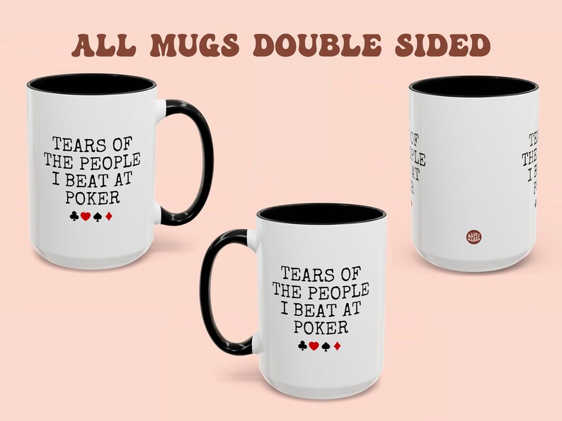 Puede incluir: Taza de cer&aacute;mica blanca con asa y borde negros. La taza tiene el texto "Tears of the people I beat at poker" y cuatro s&iacute;mbolos de palos de cartas impresos en negro y rojo.