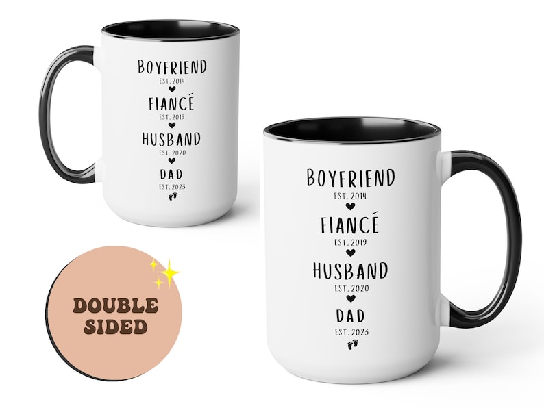 K&ouml;nnte beinhalten: Eine wei&szlig;e Keramik-Kaffeetasse mit schwarzem Rand und Henkel. Die Tasse hat schwarzen Text mit der Aufschrift "Boyfriend Est. 2014, Fianc&eacute; Est. 2019, Husband Est. 2020, Dad Est. 2025". Die Tasse ist doppelseitig.