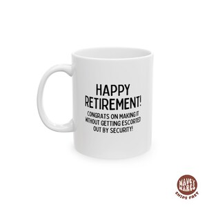 K&ouml;nnte beinhalten: Wei&szlig;e Keramiktasse mit schwarzem Aufdruck: "HAPPY RETIREMENT! CONGRATS ON MAKING IT WITHOUT GETTING ESCORTED OUT BY SECURITY!". Mit gebogenem Henkel und gl&auml;nzendem Finish. Die Tasse hat eine Standardgr&ouml;&szlig;e f&uuml;r Kaffee oder Tee.