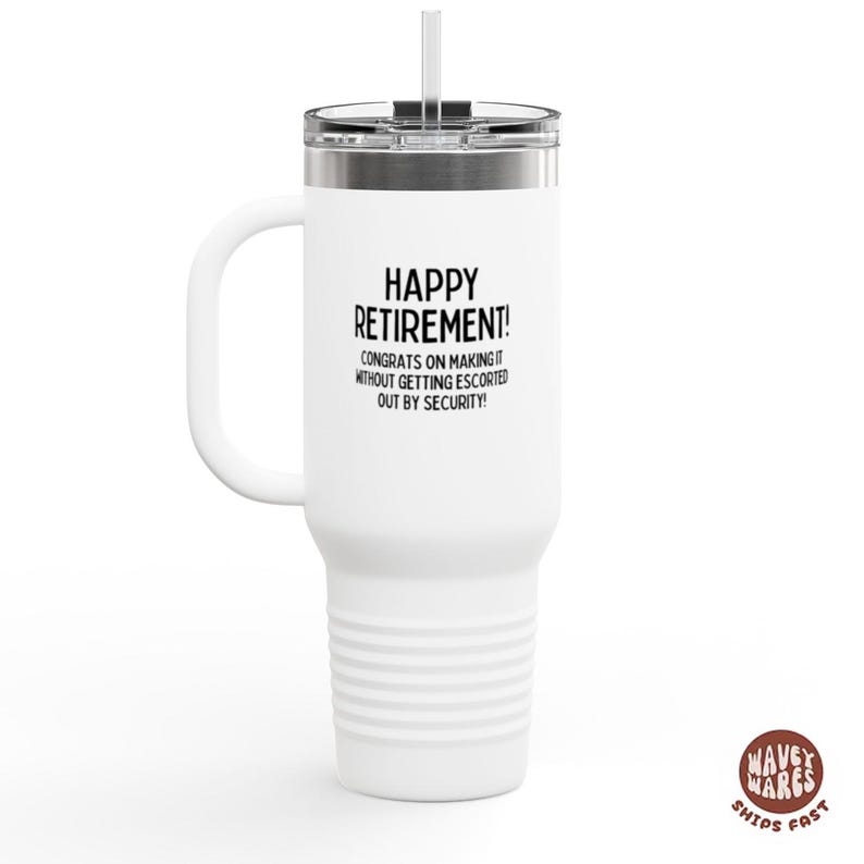 K&ouml;nnte beinhalten: Wei&szlig;er Reisebecher mit Henkel und Strohhalm. Auf dem Becher steht in schwarzer Schrift "HAPPY RETIREMENT! CONGRATS ON MAKING IT WITHOUT GETTING ESCORTED OUT BY SECURITY!". Der Becher hat einen silbernen Deckel.