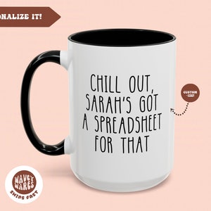 Peut inclure: Mug en céramique blanche avec une anse et un intérieur noirs. Le mug affiche le texte "CHILL OUT, SARAH'S GOT A SPREADSHEET FOR THAT" en noir. Il y a une option de taille personnalisée et une livraison rapide.