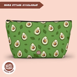 Può includere: Borsa verde con cerniera con un motivo ripetuto di metà avocado con facce sorridenti e foglie verdi. Il testo "Wavey Wares" è visibile sulla borsa.