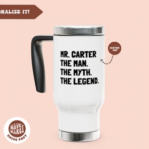Puede incluir: Taza de viaje blanca con asa negra. La taza tiene texto negro que dice "Mr. Carter The Man. The Myth. The Legend." Hay un círculo marrón con texto blanco que dice "CUSTOMIZE!" en la esquina superior derecha de la taza.