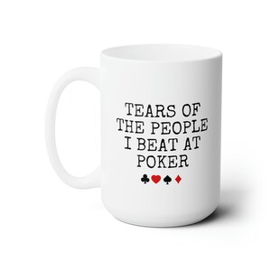 Puede incluir: Taza de caf&eacute; de cer&aacute;mica blanca con texto negro que dice "Tears of the people I beat at poker" y cuatro s&iacute;mbolos de palo de cartas negros y rojos.