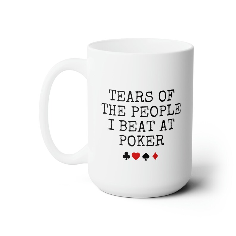 Puede incluir: Taza de caf&eacute; de cer&aacute;mica blanca con texto negro que dice "Tears of the people I beat at poker" y cuatro s&iacute;mbolos de palo de cartas negros y rojos.