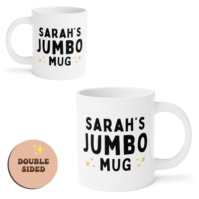Może przedstawiać: Biały kubek ceramiczny z czarnym tekstem, kt&oacute;ry brzmi "SARAH'S JUMBO MUG" ze złotymi gwiazdkami po obu stronach tekstu. Kubek jest dwustronny.