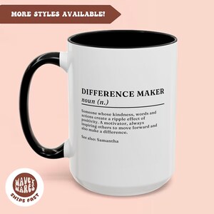 Puede incluir: Taza de cerámica blanca con asa y borde negros. La taza presenta un gráfico en blanco y negro con la definición de "Difference Maker" como alguien cuya amabilidad, palabras y acciones crean un efecto dominó de positividad. También se incluye el texto "Ver también: Samantha".