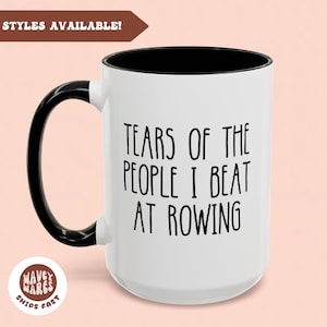 Puede incluir: Taza de cerámica blanca con interior y asa negros. La taza presenta el texto "TEARS OF THE PEOPLE I BEAT AT ROWING" en negro. La taza tiene un acabado brillante y está diseñada para bebidas calientes.
