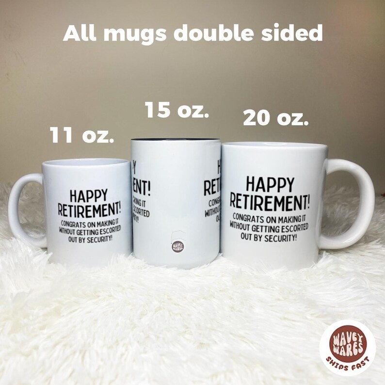 K&ouml;nnte beinhalten: Drei wei&szlig;e Keramikbecher mit schwarzem Text, der "HAPPY RETIREMENT!" und "CONGRATS ON MAKING IT WITHOUT GETTING ESCORTED OUT BY SECURITY!" lautet. Die Becher sind 312 ml, 425 ml und 567 ml gro&szlig;. Der Text "All mugs double sided" steht oben.