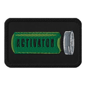 Puede incluir: Un parche bordado negro con una lata verde y blanca que dice "ACTIVATOR".