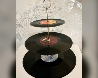 Soporte para cupcakes de vinilo reciclado - 3 niveles - Un regalo único. Decoración del hogar. Té de la tarde. Navidad. Para una cueva de hombres.