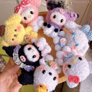 Peut inclure: Une collection de sept peluches, chacune représentant un personnage différent. Les peluches sont faites d'un tissu doux et moelleux et présentent des détails brodés. Les personnages incluent un lapin rose, un lapin violet, un chien jaune, un chat noir et blanc, un lapin blanc, un lapin blanc avec un nœud rose et un lapin blanc avec un nœud bleu.