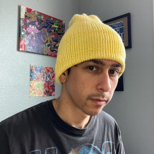Puede incluir: Un gorro de punto de color amarillo brillante con textura acanalada y borde doblado. El gorro est&aacute; confeccionado con hilo de color s&oacute;lido y presenta una corona redondeada que se ajusta a la cabeza, ofreciendo una cobertura sencilla.