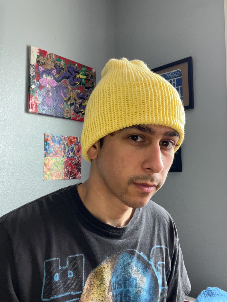 Puede incluir: Un gorro de punto de color amarillo brillante con textura acanalada y borde doblado. El gorro est&aacute; confeccionado con hilo de color s&oacute;lido y presenta una corona redondeada que se ajusta a la cabeza, ofreciendo una cobertura sencilla.