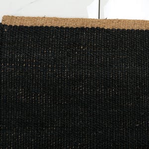 Schwarzer Juteteppich: Handgemachter Minimalistischer Teppich aus Hanf
