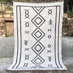 Handwoven Wool Jute Kilim Rug: Traditional Indian Design