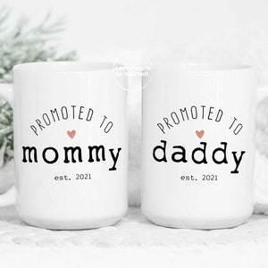 Mommy Daddy Mug Set - Anuncio de embarazo, regalos para nuevos padres, primera vez que mamá papá mug set nuevo anuncio de bebé tazas 2021 Baby Reveal