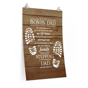 Puede incluir: Un fondo de madera con texto blanco que dice "To My Bonus Dad". El texto est&aacute; rodeado de huellas blancas. El texto dice "You didn't give me the gift of life but you sure made my life better. The bond between us is an eternal one. It is not DNA flesh or blood, but heart makes us family. Thank you for stepping in & becoming the Dad you didn't have to."