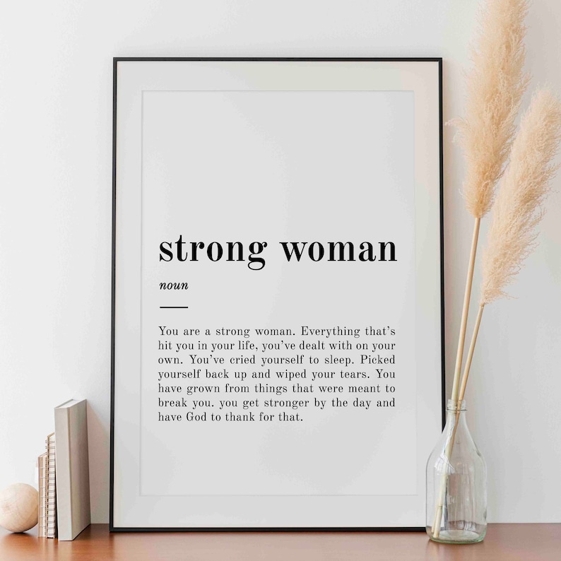 Puede incluir: Arte de pared imprimible en blanco y negro con el texto "strong woman" definido como un sustantivo. La definici&oacute;n dice: "Eres una mujer fuerte. Todo lo que te ha golpeado en tu vida, lo has manejado por tu cuenta. Te has dormido llorando. Te has levantado y te has secado las l&aacute;grimas. Has crecido a partir de cosas que estaban destinadas a romperte. Te haces m&aacute;s fuerte con el paso de los d&iacute;as y tienes a Dios que agradecer por eso."