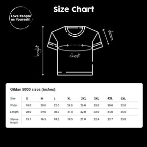 以下が含まれることがあります： Gildan 5000 Tシャツのサイズチャート。Sから5XLまでのサイズで、幅、着丈、袖丈の寸法がインチで表示されています。