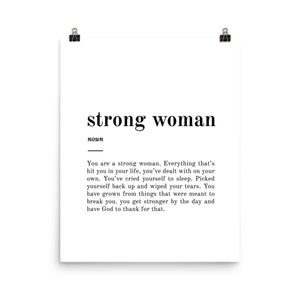 Puede incluir: Un p&oacute;ster imprimible en blanco y negro con la definici&oacute;n de "mujer fuerte" como sustantivo. La definici&oacute;n dice: "Eres una mujer fuerte. Todo lo que te ha golpeado en tu vida, lo has manejado por tu cuenta. Te has dormido llorando. Te has levantado y has secado tus l&aacute;grimas. Has crecido a partir de cosas que estaban destinadas a romperte. Te haces m&aacute;s fuerte cada d&iacute;a y tienes a Dios que agradecer por eso."