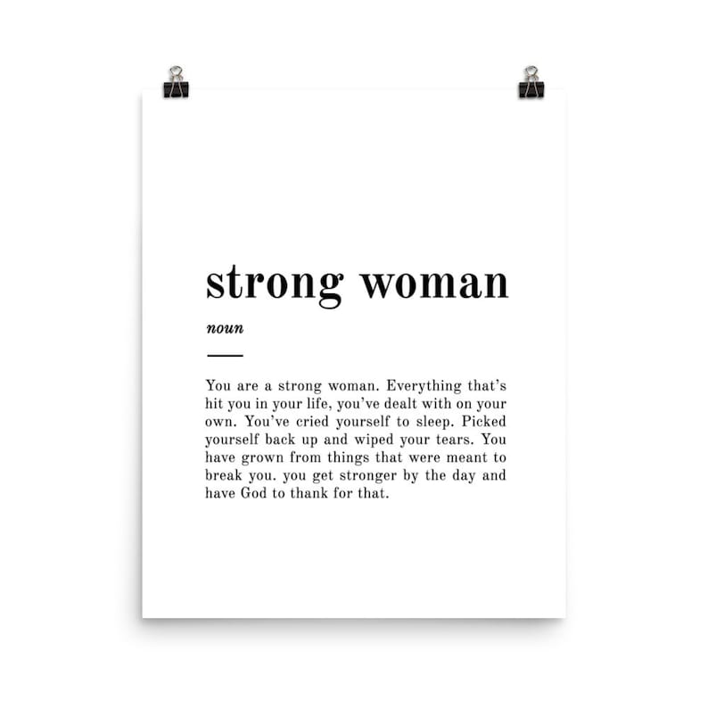 Puede incluir: Un p&oacute;ster imprimible en blanco y negro con la definici&oacute;n de "mujer fuerte" como sustantivo. La definici&oacute;n dice: "Eres una mujer fuerte. Todo lo que te ha golpeado en tu vida, lo has manejado por tu cuenta. Te has dormido llorando. Te has levantado y has secado tus l&aacute;grimas. Has crecido a partir de cosas que estaban destinadas a romperte. Te haces m&aacute;s fuerte cada d&iacute;a y tienes a Dios que agradecer por eso."