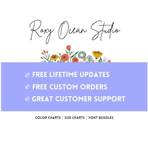 K&ouml;nnte beinhalten: Ein hellblaues Banner mit wei&szlig;em Text, der "FREE LIFETIME UPDATES", "FREE CUSTOM ORDERS" und "GREAT CUSTOMER SUPPORT" lautet. Unter dem Text befindet sich eine kleinere Textzeile mit der Aufschrift "COLOR CHARTS | SIZE CHARTS | FONT BUNDLES". Das Banner ist mit einem floralen Rand aus roten, gelben und orangefarbenen Blumen verziert.