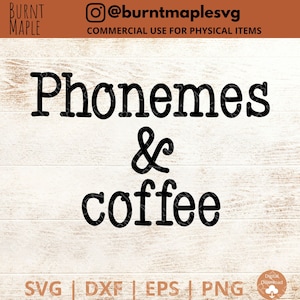 Puede incluir: Diseño gráfico de texto en blanco y negro sobre un fondo de madera. El texto dice "Fonemas & café".