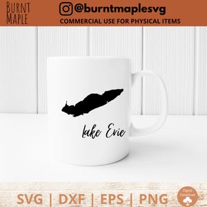 Puede incluir: Taza de cer&aacute;mica blanca con una silueta negra del lago Evie y el texto "Lake Evie" en letra cursiva negra.