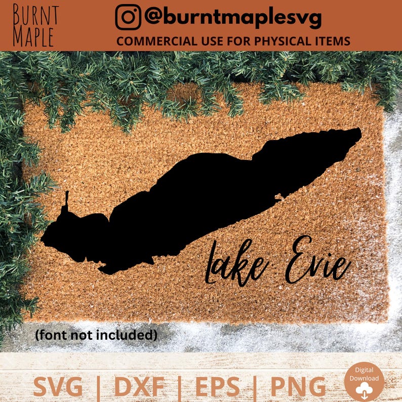 Puede incluir: Una alfombra de bienvenida marr&oacute;n con una silueta negra del lago Evie y el texto "Lake Evie" en una fuente cursiva. La alfombra est&aacute; rodeada de ramas de pino verdes.