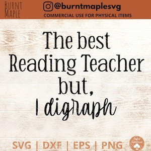 Puede incluir: Un diseño gráfico en blanco y negro sobre un fondo de madera con el texto "The best Reading Teacher but, I digraph".