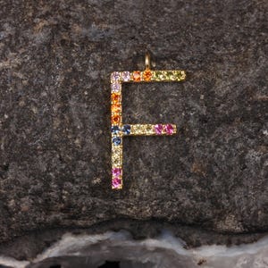 Colgante con inicial del alfabeto pavé de zafiro múltiple en oro macizo de 14 quilates, con la letra F, ideal como regalo de cumpleaños para mujer.