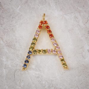 Colgante con inicial de múltiples piedras preciosas en oro amarillo macizo de 14 k, regalo de cumpleaños, dije de arcoíris A, colgante con la primera letra, regalo para mamá.