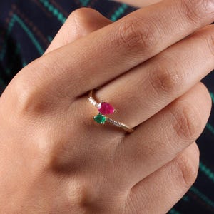 Anillo de rubí, esmeralda y diamantes en forma de pera, Toi et Moi, plata 925, oro de 14K/18K