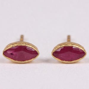 Marquise Rubin Örhängen, Handtexturerad Bezel, 14k Guld, Juli Födelsesten, 18k Guld, 925 Silver