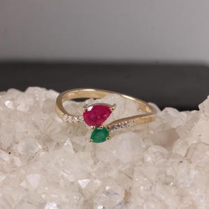 Anillo de rubí, esmeralda y diamantes en forma de pera, Toi et Moi, plata 925, oro de 14K/18K