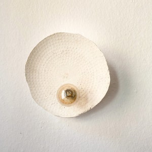Lampada da parete Komo WabiSabi asimmetrica / Lampada fatta a mano Japandi / Argilla di carta / Lampada da parete / Sostenibile / Argilla pura terra / Cerchio in rilievo