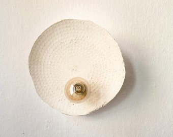 Accesorio de pared WabiSabi asimétrico / Lámpara hecha a mano Japandi / Arcilla de papel / Lámpara de pared elegante / Sostenible / Arcilla pura de la tierra / Círculo de relieve