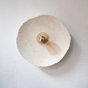 Lampada da parete Komo wabi sabi centrata / Lampada fatta a mano Japandi / Argilla di carta / Lampada da parete / Sostenibile / Argilla pura terra / Cerchio in rilievo