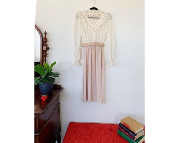 Vintage Victorian Style Dress With Ruffle Collar
