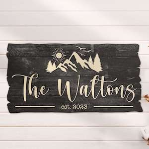 Appendiabiti personalizzato per porta di montagna Targa con nome di famiglia in legno rustico Personalizzata per matrimonio, fidanzamento, anniversario, Avventura, Decorazione per la casa nella foresta