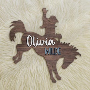 Letrero de madera personalizado con nombre de vaquera montando a caballo para guardería, decoración de pared para cuna occidental de madera personalizada, regalo de cumpleaños para baby shower de niño y niña