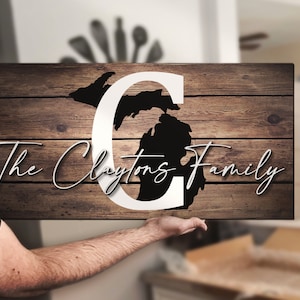 Letrero de madera personalizado con el apellido de la familia en el hogar del estado de Michigan, regalo de aniversario de compromiso de boda personalizado, decoración del hogar