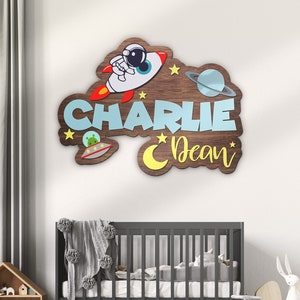 Letrero de madera personalizado con nombre de astronauta y nave espacial para guardería, decoración de pared de cuna con planeta OVNI y espacio exterior de madera personalizada, regalo de cumpleaños para niño