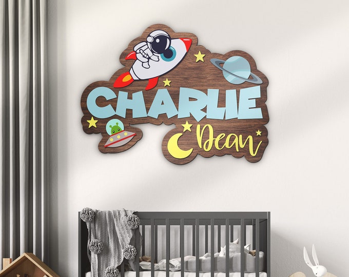 Astronauta personalizado nave espacial madera vivero nombre signo personalizado madera espacio exterior OVNI planeta cuna pared decoración Baby Shower niño cumpleaños regalo